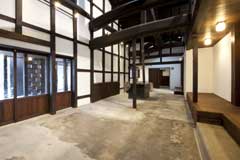 吹抜けの架構がダイナミックなニワ