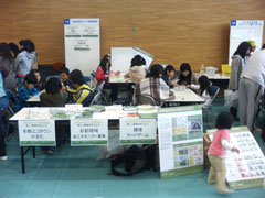 彩都サンデーサイエンス2010への協議会での出展の様子