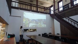 壁を利用した観光案内