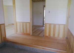 【広い玄関】腰壁・床：杉板張（御杖産）、壁：漆喰左官仕上、土間：豆砂利洗出