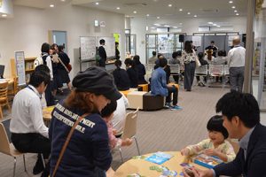 たくさんの人で賑わう会場