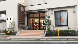 エントランス:放課後、英語教室等に小学生たちが来ます