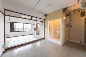 面影率50%住戸。古い要素を残しながら新たに土間や風呂、トイレ等を整備している。