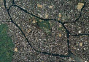 徳島市の中心市街地は川に囲まれひょうたんの形をしています(国土地理院 空中写真)