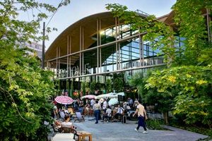 来街者で賑わうSTATION F（出典：STATION Ｆ提供）