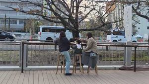 椅子があると人が溜まり会話が生まれます