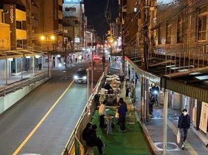 社会実験中の様子(夜)バーカウンターなど夜に楽しめる空間を設えました