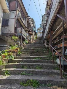 階段から出入りする住宅