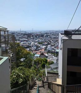 斜面住宅地から海を望む