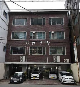 写真2：角の丸い窓が使用された戦後ビル