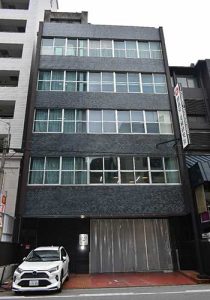 写真1：当時の産業の影響が垣間見える戦後ビル