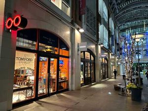 夜の商店街の光