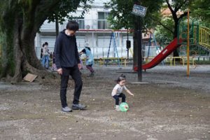 安全？なボール遊びを楽しむ親子