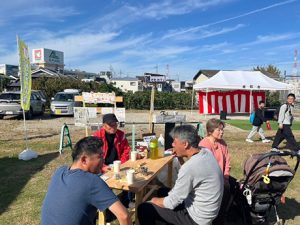 WSで製作した机を囲んで団欒する様子