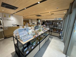 「駒音公園」に面した1階ショップには様々なグッズが並ぶ