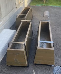 高槻市産風倒木（2018年の台風21号によるもの：アルパック所有）をプランターにして寄贈（有限会社田中製材所 制作）