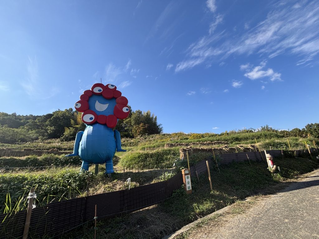 2025年のジャンボ案山子は、ミャクミャク